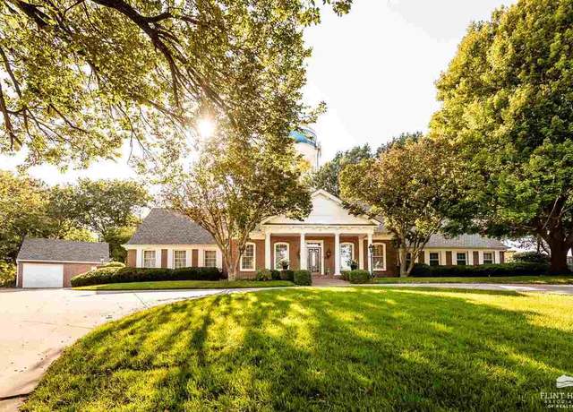 Property at 819 W Crestview Dr, Junction City, KS 66441, 6 beds, 4 baths