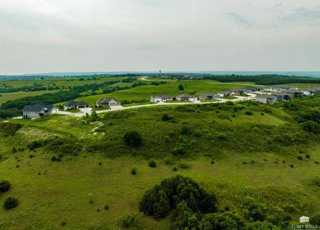 Property at 312 Ledgestone Ridge Ct Ct, Manhattan, KS 66503