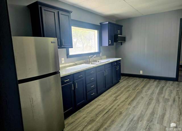 Property at 123 W 13th Sts, Junction City, KS 66441, 3 beds, 1 bath