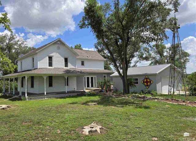 Property at 712 1700 Ave, Abilene, KS 67410, 3 beds, 2.5 baths