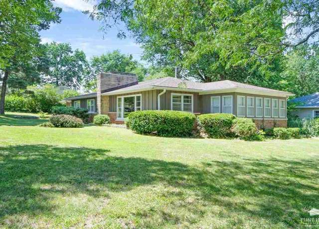 Property at 2100 Grandview Dr, Manhattan, KS 66502, 3 beds, 1.5 baths