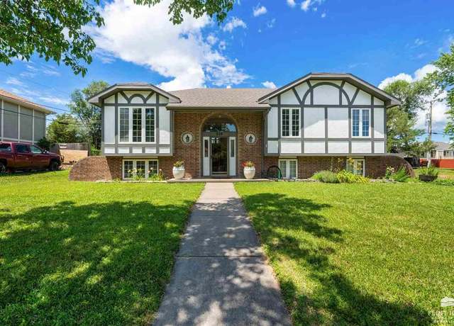 Property at 220 Arapahoe Ct, Junction City, KS 66441, 3 beds, 2.5 baths