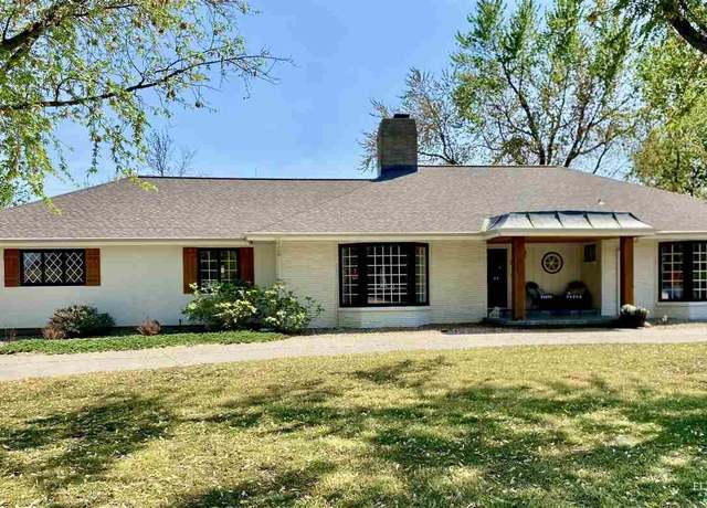 Property at 265 Fairway Dr, Council Grove, KS 66846, 4 beds, 2.5 baths