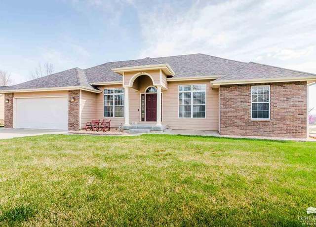 Property at 304 Ruths Ln, Wamego, KS 66547, 5 beds, 3 baths