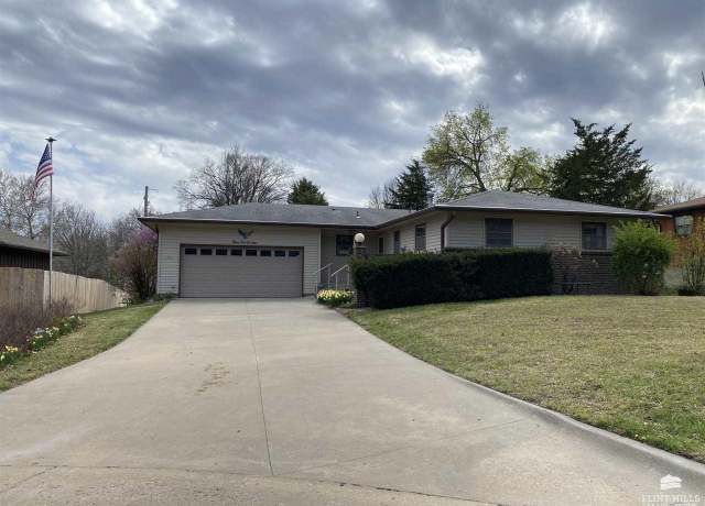 Property at 3221 Windbreak Cir, Manhattan, KS 66503, 5 beds, 3 baths