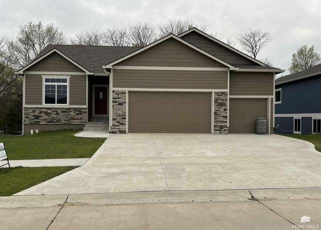 Property at 17254 Driftwood Bend Bnd, Wamego, KS 66547, 5 beds, 3 baths