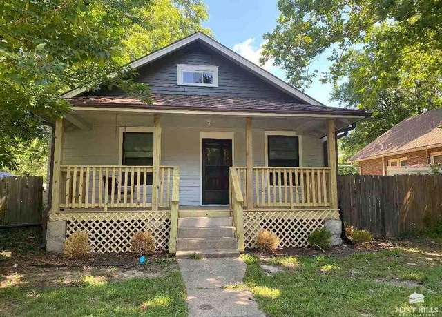 Property at 1504 Colorado St, Manhattan, KS 66502, 3 beds, 1 bath