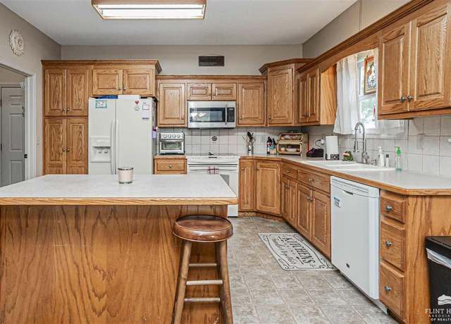 Property at 3033 Irene Cir, Manhattan, KS 66502, 4 beds, 3 baths