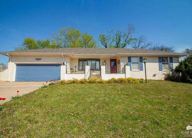 Property at 1039 W Chestnut St, Junction City, KS 66441, 4 beds, 3 baths