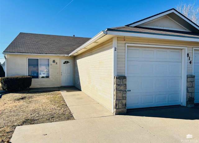 Property at 814 Windwood Dr, Junction City, KS 66441, 6 beds, 2.5 baths