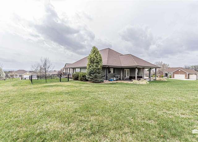 Property at 1109 S Mill Point Cir, Manhattan, KS 66503, 4 beds, 3 baths