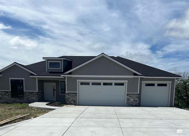 Property at 5305 Macnaughton Dr, Manhattan, KS 66503, 6 beds, 3 baths