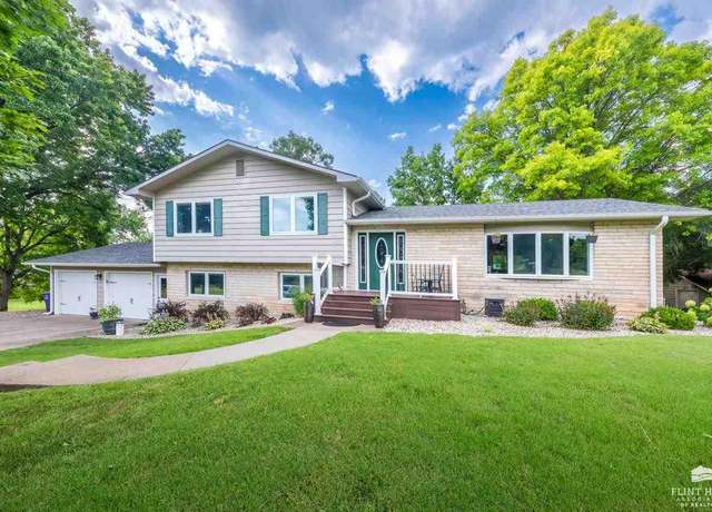 Property at 2609 Marion Ave, Manhattan, KS 66502, 6 beds, 3 baths