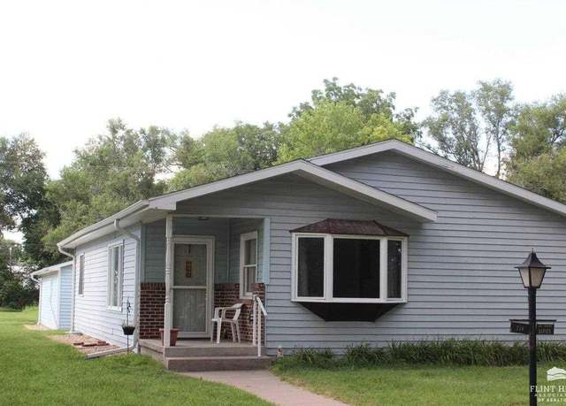 Property at 718 Pottawatomie Ave, Manhattan, KS 66502, 4 beds, 2 baths