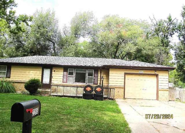 Property at 2205 Northview Dr, Manhattan, KS 66502, 3 beds, 1 bath