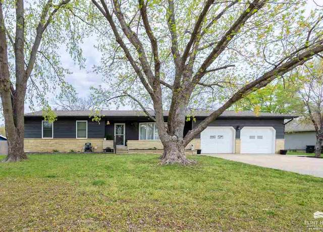 Property at 116 Riverview Dr, Wamego, KS 66547, 4 beds, 3 baths