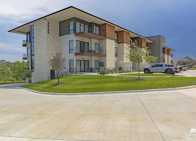 Property at 3022 Fieldhouse Cir, Manhattan, KS 66503, 2 beds, 2 baths