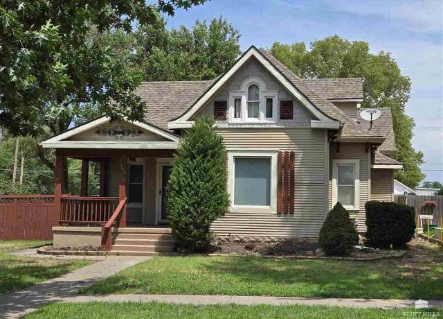 Property at 401 NE 13th St, Abilene, KS 67410, 4 beds, 1 bath