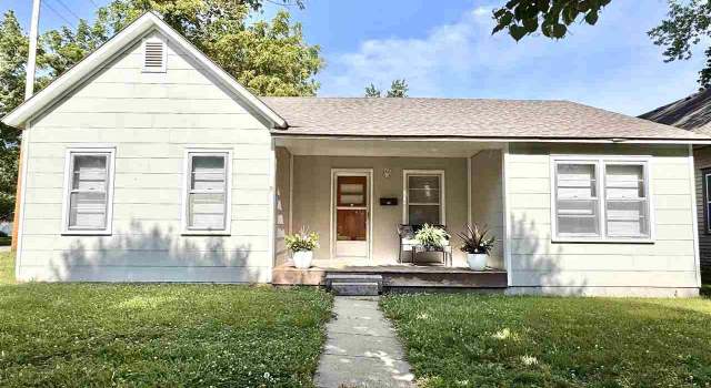 Photo of 614 Pine St, Wamego, KS 66547