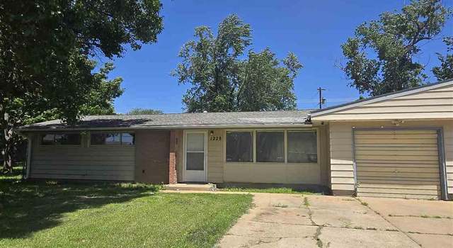Photo of 1228 Crescent Dr, Salina, KS 67401