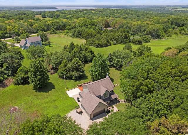 Property at 679 N 1474 Rd, Lawrence, KS 66049, 3 beds, 2.5 baths