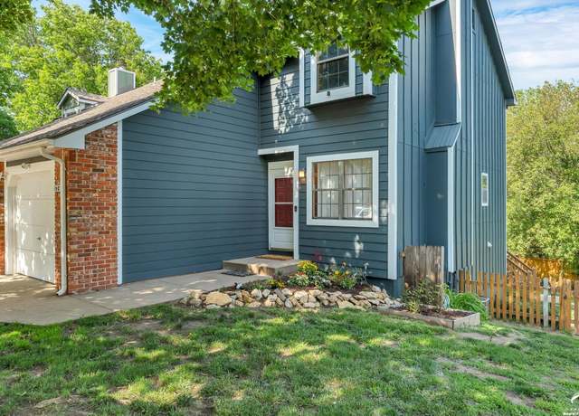 Property at 922 Alma Ct, Lawrence, KS 66049, 3 beds, 2.5 baths