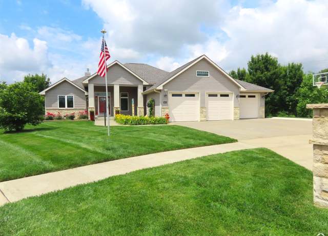 Property at 8013 SW 27th Ct, Topeka, KS 66614, 5 beds, 3 baths