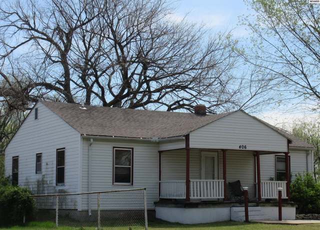 Property at 406 N Chemical St, Hutchinson, KS 67501, 3 beds, 1 bath