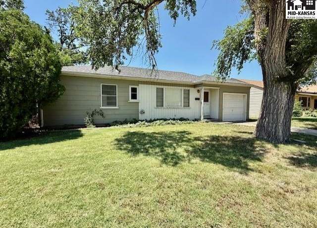 Property at 1047 College Ln, Hutchinson, KS 67501, 3 beds, 1.5 baths