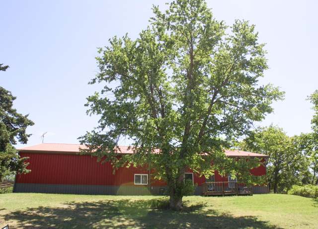 Property at 307 Hillside St, Pratt, KS 67124, 3 beds, 2.5 baths