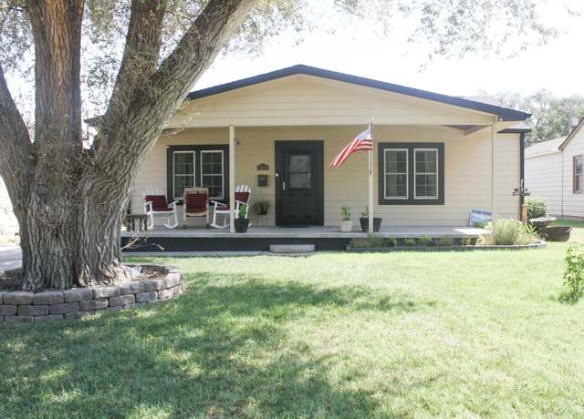 Property at 1220 Larimer St, Pratt, KS 67124, 3 beds, 2.5 baths
