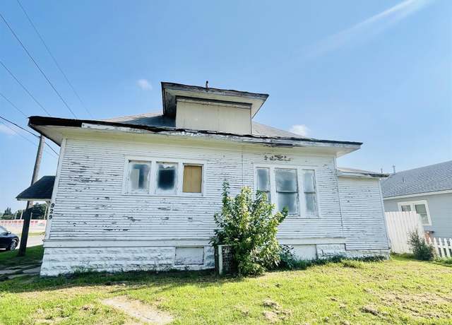 Property at 929 E 5th Ave, Hutchinson, KS 67501, 3 beds, 1.5 baths