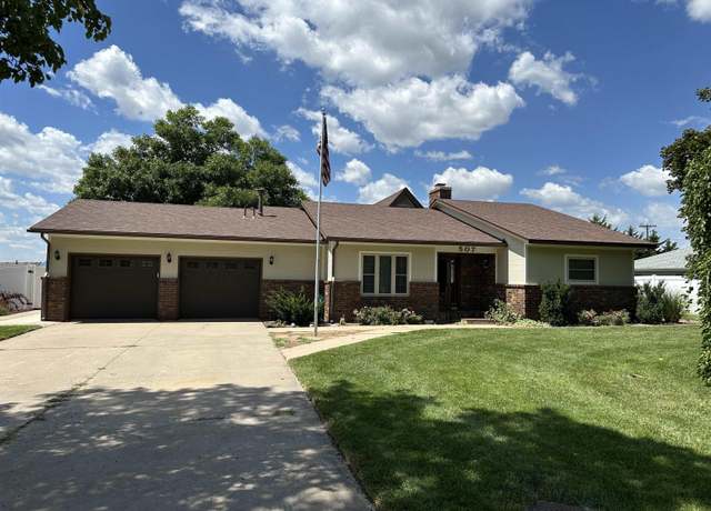 Property at 507 Ridgeway Ave, Pratt, KS 67124, 3 beds, 2.5 baths