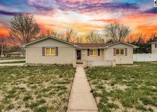 Property at 901 W 24th Ave, Hutchinson, KS 67502, 3 beds, 2.5 baths