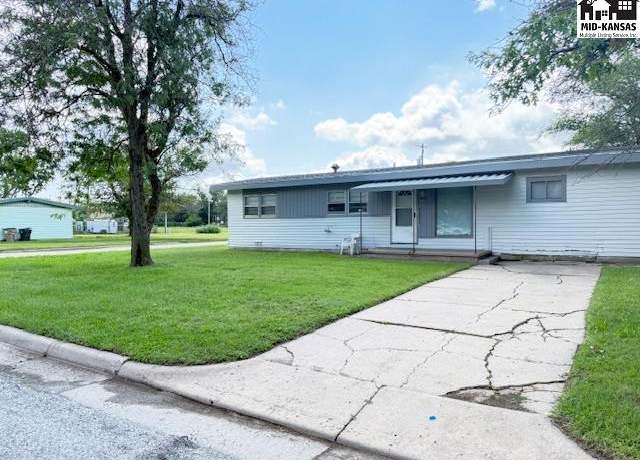 Property at 1415 Eastland Dr, Hutchinson, KS 67501, 3 beds, 1 bath