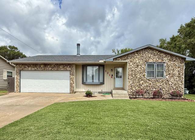 Property at 1214 E 27th Ave, Hutchinson, KS 67502, 3 beds, 2.5 baths