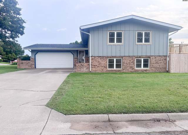 Property at 801 Iowa Ave, Pratt, KS 67124, 4 beds, 2 baths