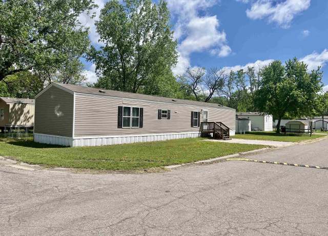 Property at 301 Prairie Rd, Mcpherson, KS 67460, 3 beds, 2 baths