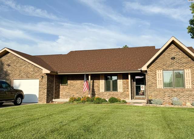 Property at 1002 S Pearl St, Pratt, KS 67124, 5 beds, 3 baths