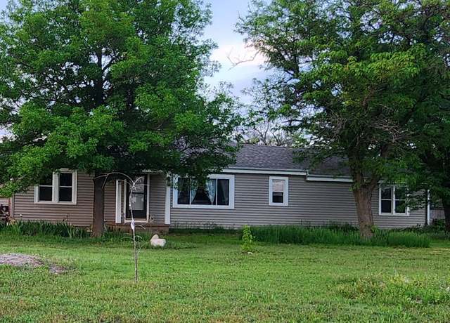 Property at 1914 E 26th Ave, Hutchinson, KS 67502, 4 beds, 2.5 baths