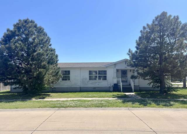 Property at 1946 Deerfield Dr, Mcpherson, KS 67460, 3 beds, 2 baths