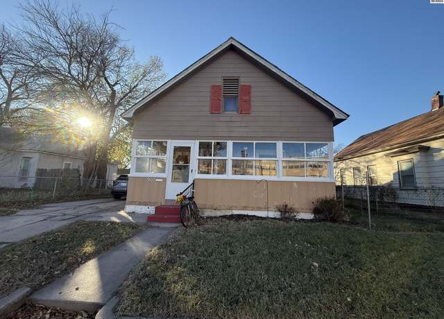 Property at 907 N Monroe St, Hutchinson, KS 67501, 4 beds, 1 bath