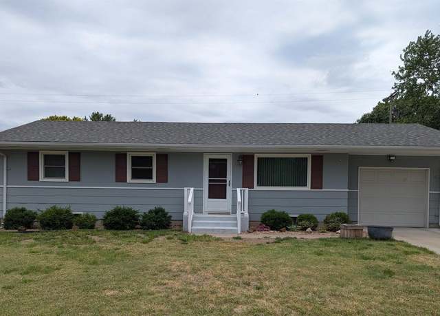 Property at 909 E 14th Ave, Hutchinson, KS 67501, 3 beds, 2.5 baths
