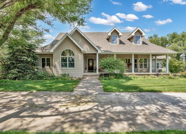 Property at 10111 Country Club Rd, Pratt, KS 67124, 5 beds, 4 baths