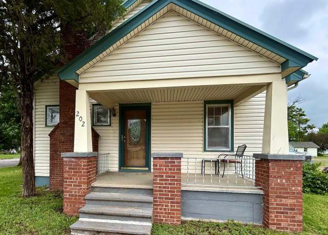 Property at 202 S Maple St, Pretty Prairie, KS 67570, 3 beds, 1 bath