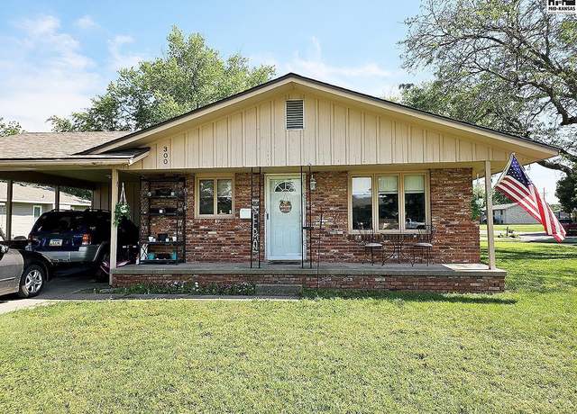Property at 300 Elm Ct, Mcpherson, KS 67460, 4 beds, 2 baths
