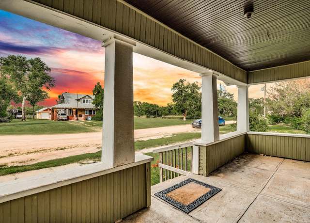Property at 2319 W Main St, Hutchinson, KS 67501, 4 beds, 3.5 baths