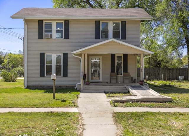 Property at 621 E Monroe St, Sterling, KS 67579, 3 beds, 2.5 baths