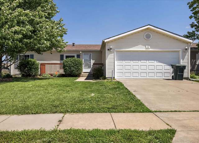 Property at 212 SE 44th Pkwy, Topeka, KS 66609, 3 beds, 2 baths
