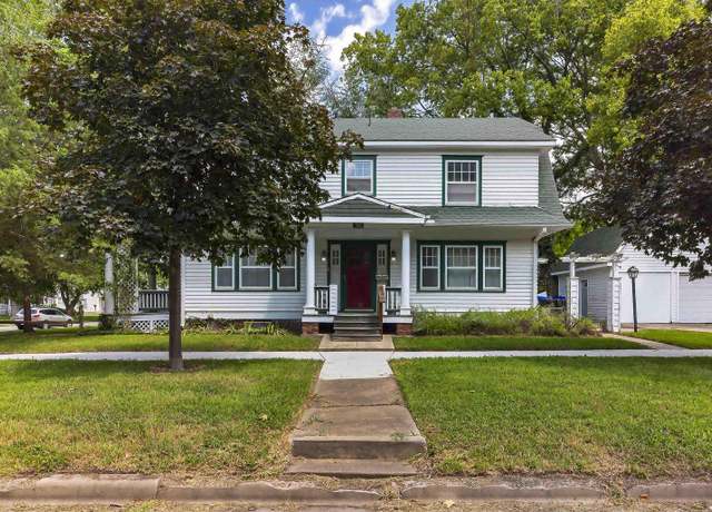Property at 1020 SW 11th St, Topeka, KS 66604, 4 beds, 1.5 baths